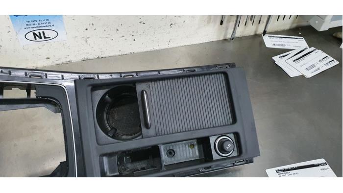 Cup holder from a Volkswagen Golf VII (AUA) 1.0 TSI 12V BlueMotion 2019
