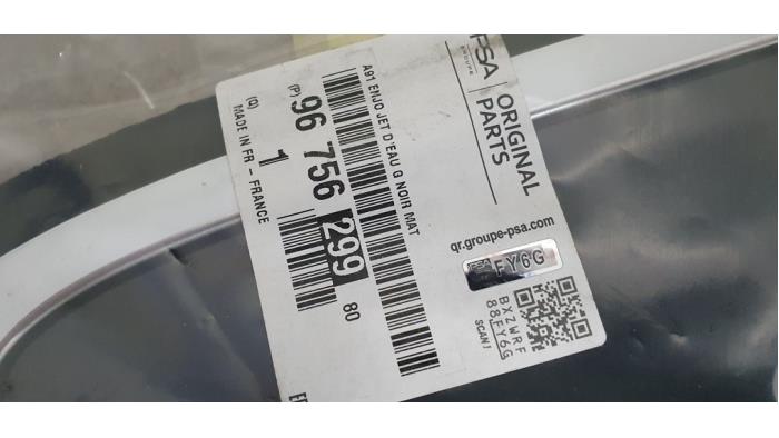 Cubierta embellecedor A izquierda de un Peugeot 208 2016