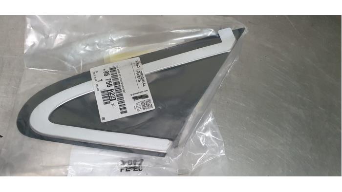 Cubierta embellecedor A izquierda de un Peugeot 208 2016