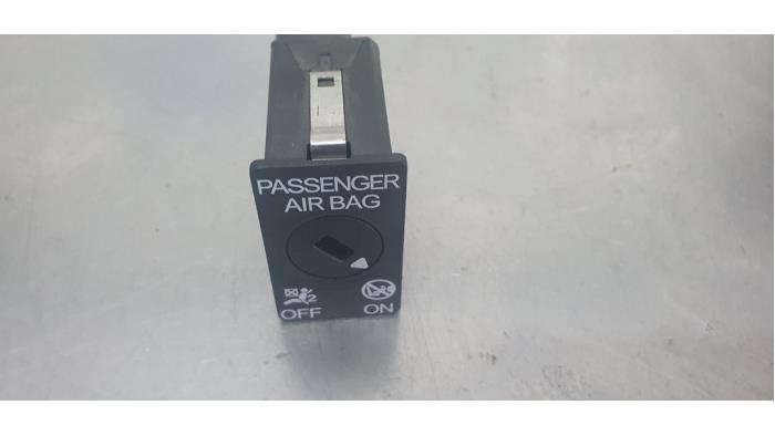 Airbag Schalter van een Skoda Fabia III Combi (NJ5) 1.4 TDI 16V 90 Greentech 2015