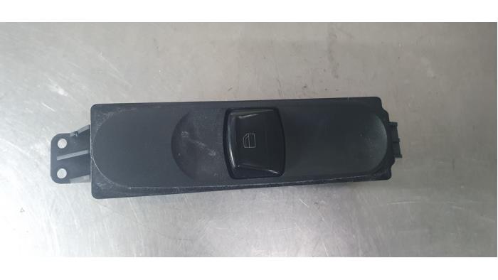 Usados Interruptor de ventanilla eléctrica Mercedes Sprinter 3t (906.61) 213 CDI 16V Precio € 15,00 Norma de margen ofrecido por De Witte Boerderij AutoMotive