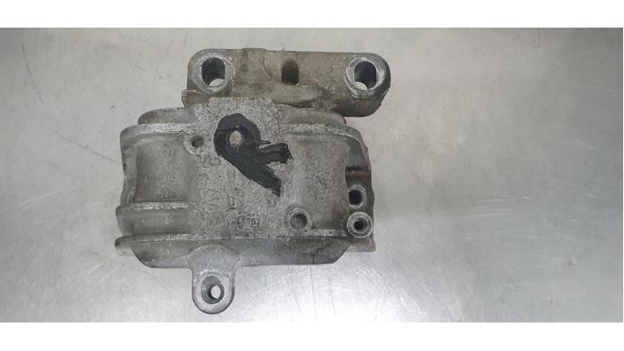 Engine mount from a Volkswagen Golf Plus (5M1/1KP) 1.4 TSI 140 16V 2008