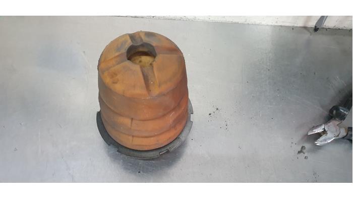 Rear axle rubber from a Volkswagen Caddy IV 2.0 TDI 102 2017