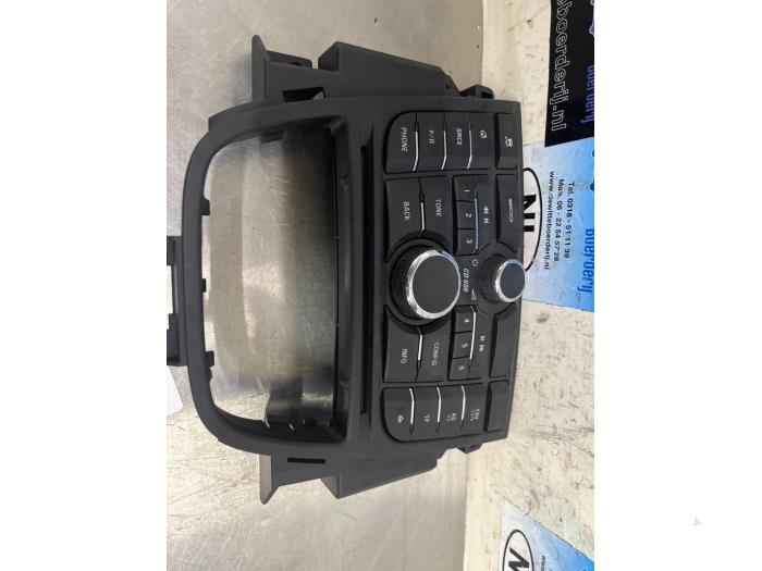 Radio control panel from a Opel Astra J (PC6/PD6/PE6/PF6) 1.7 CDTi 16V 110 2014