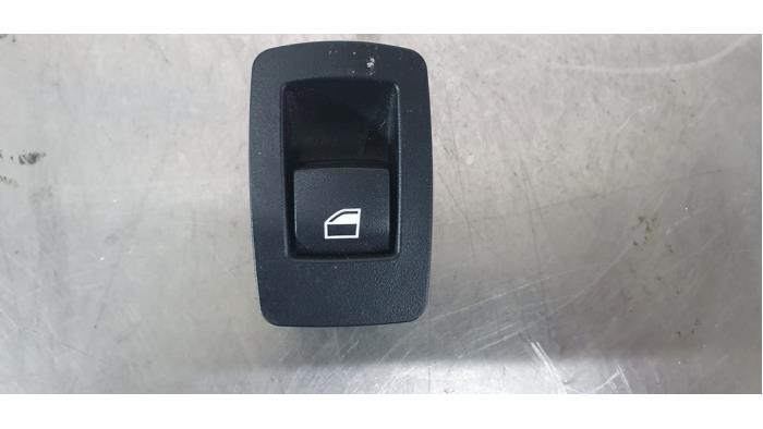 Electric window switch from a BMW 1 serie (F20) 116d 2.0 16V 2012