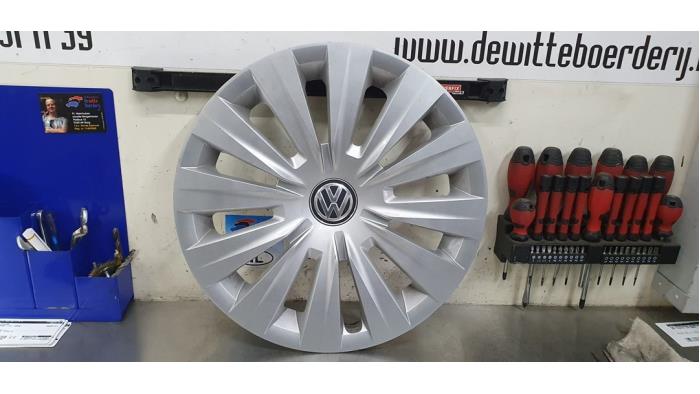 Tapacubos de un Volkswagen Golf Sportsvan (AUVS)  2016