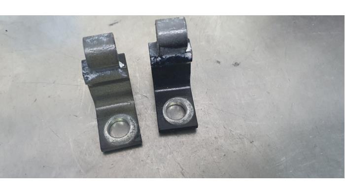 Front door hinge, left from a Volkswagen Polo V (6R) 1.4 TDI DPF BlueMotion technology 2014