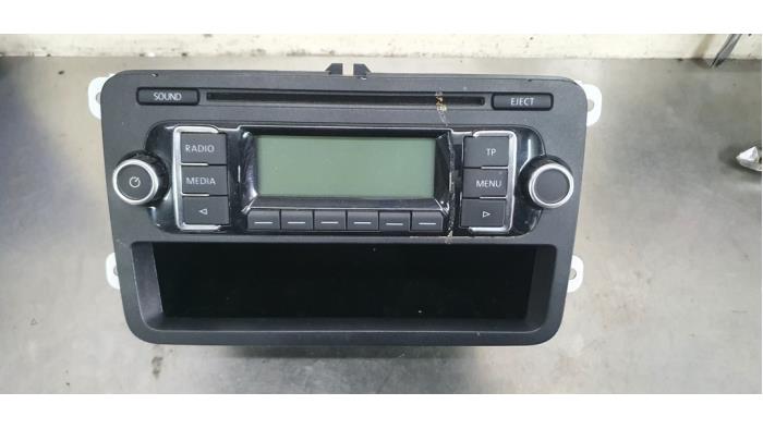 Radio CD Spieler van een Volkswagen Golf VI (5K1) 1.2 TSI BlueMotion 2012