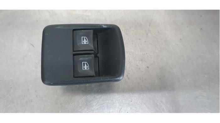 Usados Interruptor de ventanilla eléctrica Renault Trafic (1FL/2FL/3FL/4FL) 1.6 dCi 90 Precio € 20,00 Norma de margen ofrecido por De Witte Boerderij AutoMotive