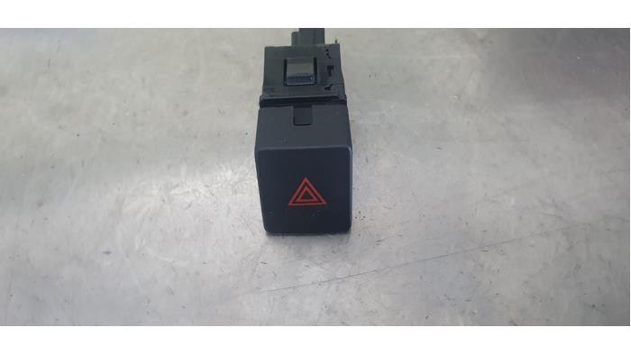 Usados Interruptor de luz de pánico Nissan Micra (K14) 0.9 IG-T 12V Precio € 15,00 Norma de margen ofrecido por De Witte Boerderij AutoMotive