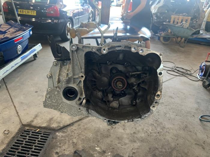 Gebrauchte Getriebe Renault Clio III (BR/CR) 1.2 16V TCe 100 Preis € 200,00 Margenregelung angeboten von De Witte Boerderij AutoMotive