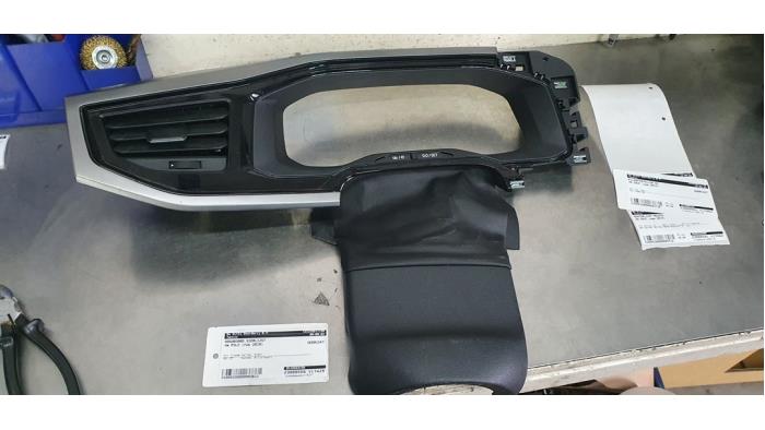 Dashboard decoration strip from a Volkswagen Polo VI (AW1) 1.0 TSI 12V 2019