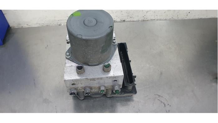 Begagnade ABS-pump Renault Clio III (BR/CR) 1.2 16V TCe 100 Pris € 45,00 Marginaltabell erbjuds av De Witte Boerderij AutoMotive