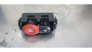 Used Panic lighting switch Renault Clio III (BR/CR) 1.2 16V TCe 100 Price € 15,00 Margin scheme offered by De Witte Boerderij B.V.