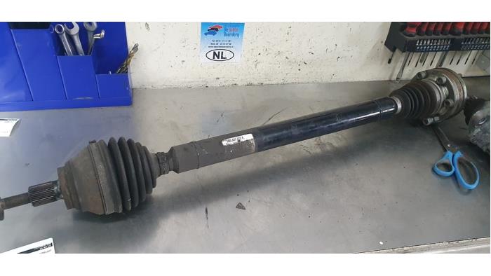 Front drive shaft, right from a Volkswagen Golf VII (AUA) 2.0 TDI 16V 2014