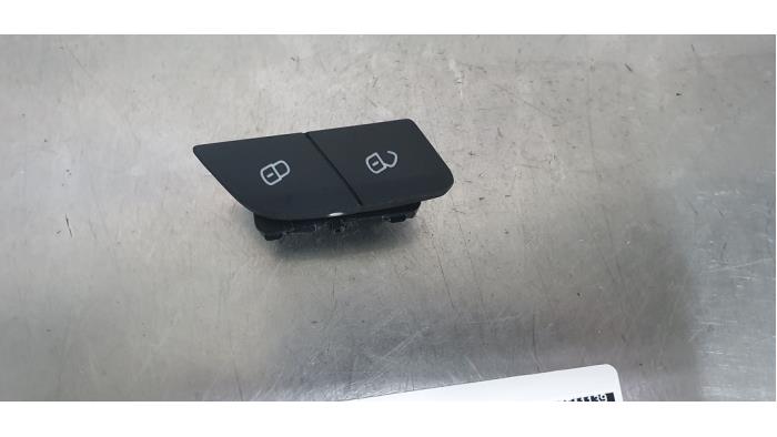 Central locking switch from a Seat Leon (5FB) 2.0 TDI Ecomotive 16V 2018