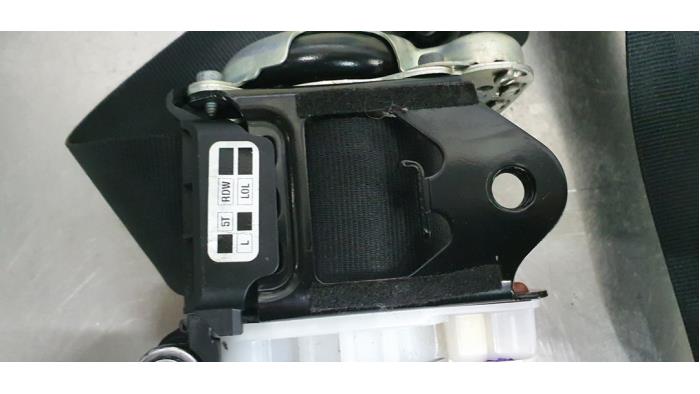Tensor de cinturón de seguridad izquierda de un Seat Leon (5FB) 2.0 TDI Ecomotive 16V 2018