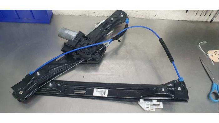 Window mechanism 4-door, front right from a BMW 3 serie Touring (F31) 320d 2.0 16V 2017