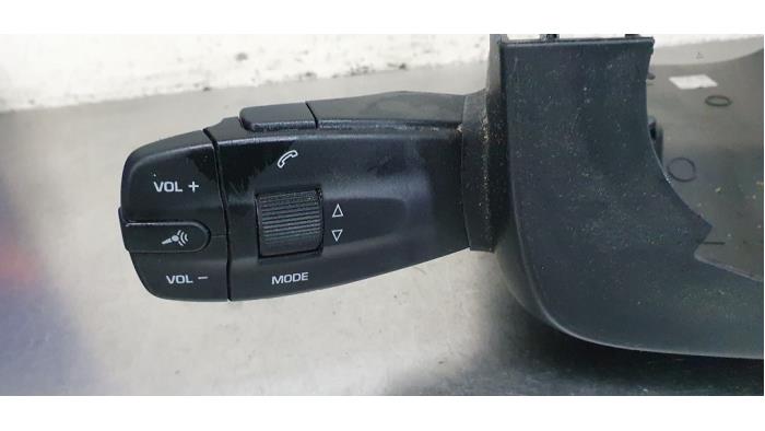 Steering wheel mounted radio control from a Seat Ibiza IV (6J5) 1.2 TDI Ecomotive 2011