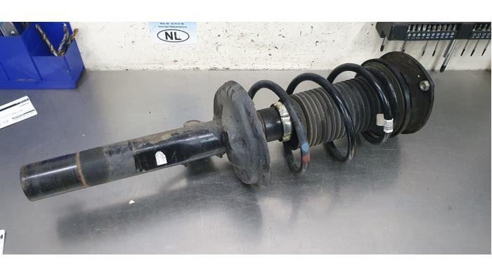 Front shock absorber rod, right from a Volkswagen Golf VII Variant (AUVV) 1.0 TSI 12V BlueMotion Technology 2018