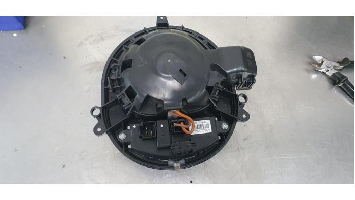 Heating and ventilation fan motor from a BMW 3 serie Touring (F31) 320d 2.0 16V 2017