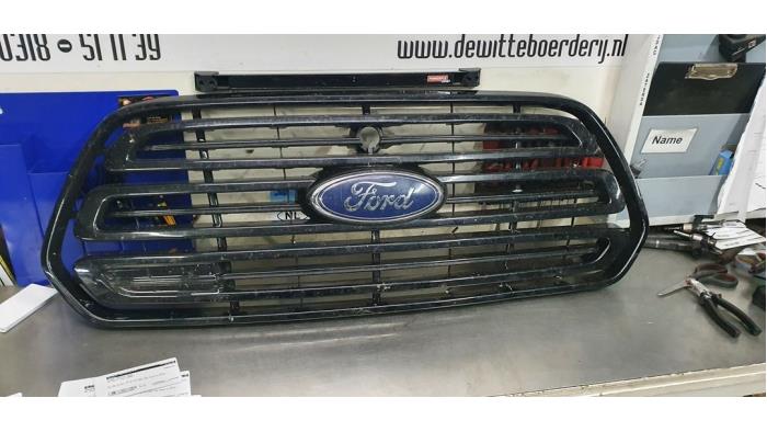 Używane Grill Ford Transit 2.0 TDCi 16V Eco Blue 130 RWD Cena € 45,00 Procedura marży oferowane przez De Witte Boerderij AutoMotive