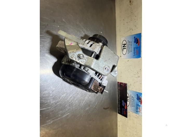 Gebrauchte Dynamo Toyota Yaris III (P13) 1.33 16V Dual VVT-I Preis € 45,00 Margenregelung angeboten von De Witte Boerderij AutoMotive