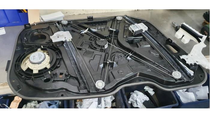 Mecanismo de ventanilla de 4 puertas derecha delante de un Hyundai i30 Wagon (PDEF5) 1.0 T-GDI 12V Mild Hybrid 48V 2023