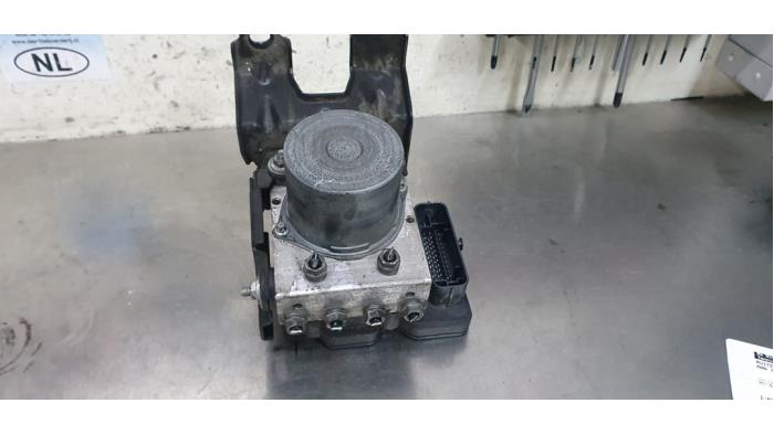 Usagé Pompe ABS MAN TGE 2.0 TDI Prix € 272,25 Prix TTC proposé par De Witte Boerderij AutoMotive