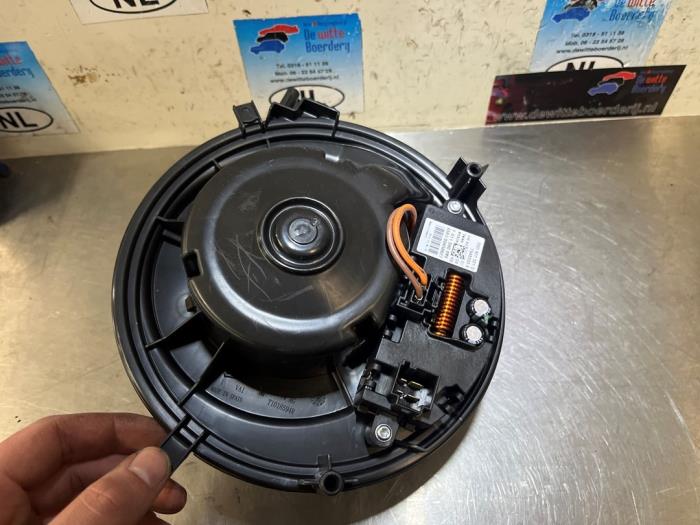 Heating and ventilation fan motor from a Seat Leon (5FB) 1.8 TSI Ecomotive 16V 2013