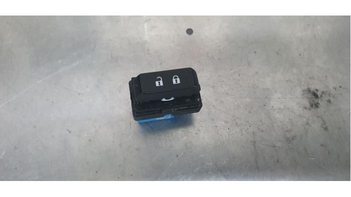 Central locking switch from a Opel Karl 1.0 12V 2017