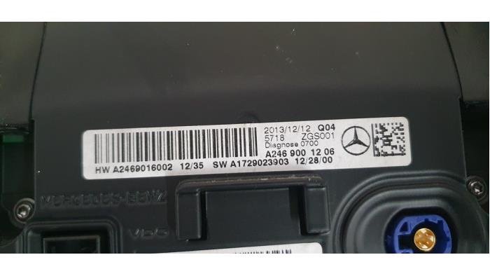 Navigation display from a Mercedes-Benz A (W176) 1.6 A-180 16V 2014