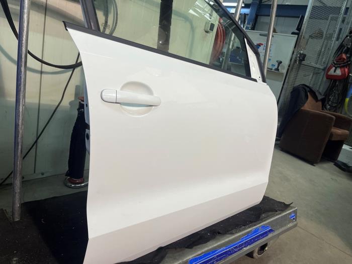 Puerta 4 puertas derecha delante de un Volkswagen Polo V (6R) 1.4 TDI DPF BlueMotion technology 2015