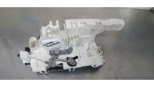 Usagé Mécanique de verrouillage porte coulissante droite Volkswagen Crafter 2.0 TDI 16V Prix € 42,35 Prix TTC proposé par De Witte Boerderij B.V.