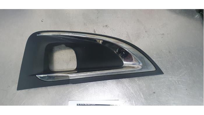 Fog light cover plate, right from a Peugeot 3008 II (M4/MC/MJ/MR) 1.6 BlueHDi 115 2018