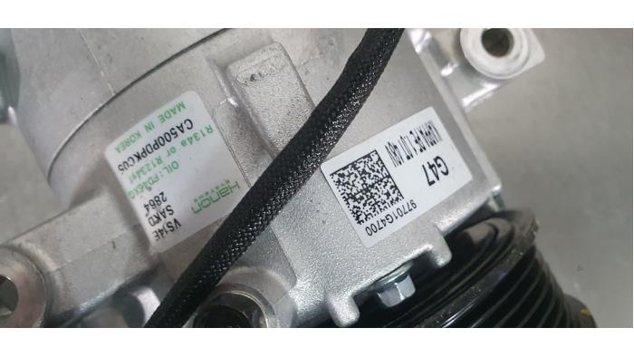Air conditioning pump from a Hyundai i30 Wagon (PDEF5) 1.0 T-GDI 12V Mild Hybrid 48V 2023