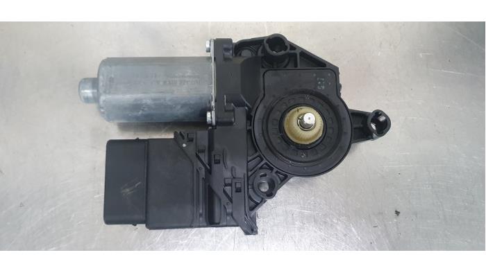 Motor de ventanilla de puerta de un Volkswagen Golf VI (5K1) 1.2 TSI 2012