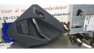 Używane Tapicerka drzwi prawych tylnych wersja 4-drzwiowa Mercedes A (W176) 1.6 A-180 16V Cena € 75,00 Procedura marży oferowane przez De Witte Boerderij B.V.