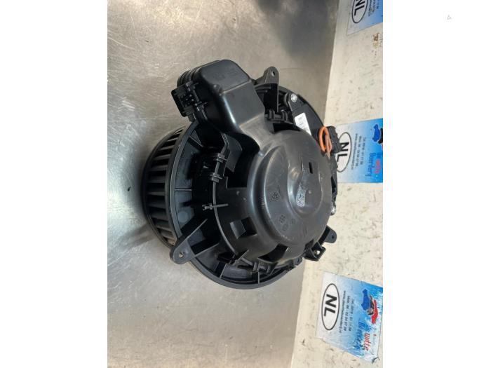 Moteur de ventilation chauffage d'un BMW 1 serie (F20) 118i 1.5 TwinPower 12V 2018