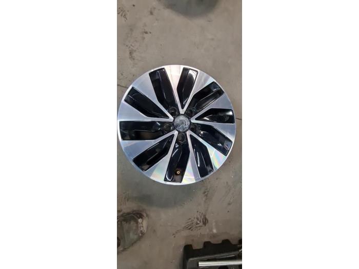Wheel from a Volkswagen Polo V (6R) 1.4 TDI DPF BlueMotion technology 2015