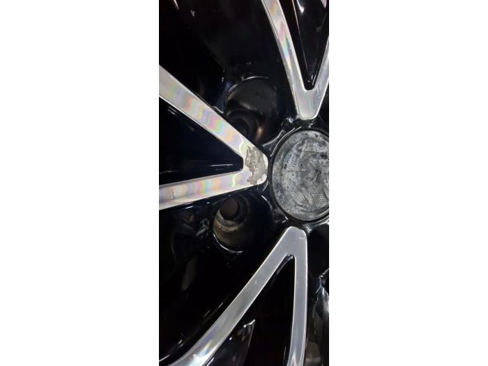 Wheel from a Volkswagen Polo V (6R) 1.4 TDI DPF BlueMotion technology 2015