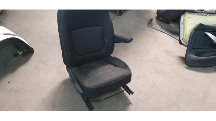 Seat, right from a Opel Vivaro 2016