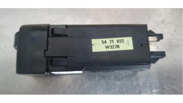 Używane Przelacznik Saab 9-5 Estate (YS3E) 2.3 Turbo 16V Aero TS Cena € 15,00 Procedura marży oferowane przez De Witte Boerderij AutoMotive