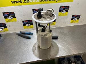 Usagé Pompe carburant électrique Opel Karl 1.0 12V Prix € 50,00 Règlement à la marge proposé par De Witte Boerderij B.V.