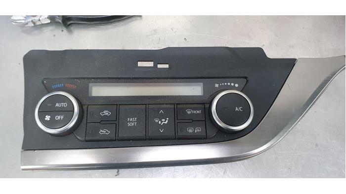 Używane Panel climatronic Toyota Auris (E18) 1.4 D-4D-F 16V Cena € 45,00 Procedura marży oferowane przez De Witte Boerderij AutoMotive