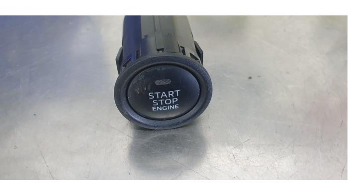 Używane Przelacznik Start/Stop Mazda 3 (BM/BN) 2.0 SkyActiv-G 120 16V Cena € 10,00 Procedura marży oferowane przez De Witte Boerderij AutoMotive