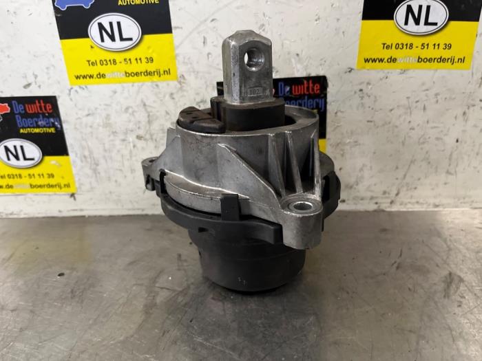Engine mount bracket