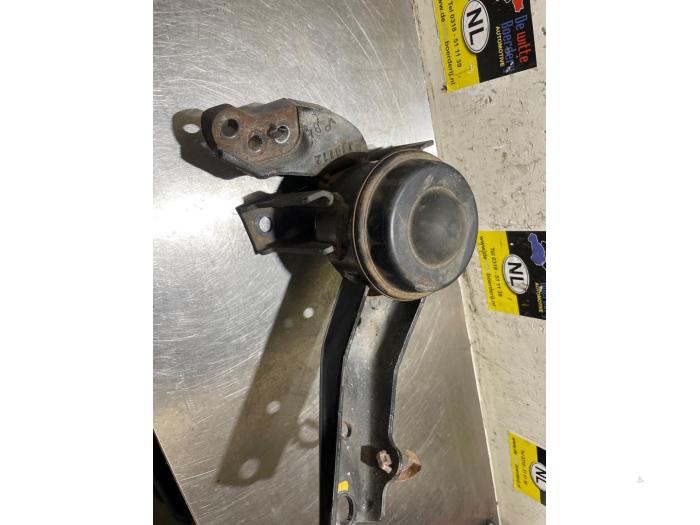 Usagé Support moteur Suzuki Swift (ZA/ZC/ZD) 1.6 Sport VVT 16V Prix € 30,00 Règlement à la marge proposé par De Witte Boerderij AutoMotive