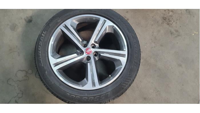 Używane Obrecz + Opona Jaguar F-Pace 2.0 D 180 16V AWD Cena € 200,00 Procedura marży oferowane przez De Witte Boerderij AutoMotive