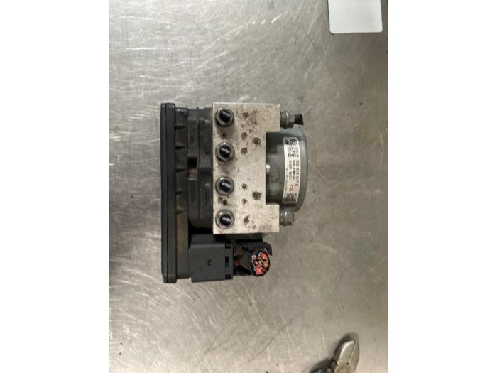 Usagé Bloc ABS Volkswagen Golf VII (AUA) 1.6 TDI 16V Prix € 100,00 Règlement à la marge proposé par De Witte Boerderij AutoMotive